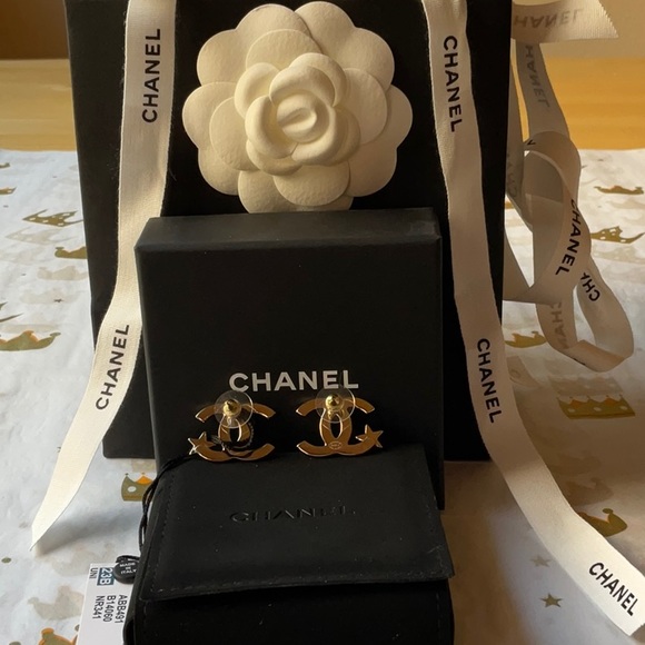 ⭐️ CHANEL CC EARRINGS WITH STARS ⭐️ NWT ⭐️ - Picture 14 of 16